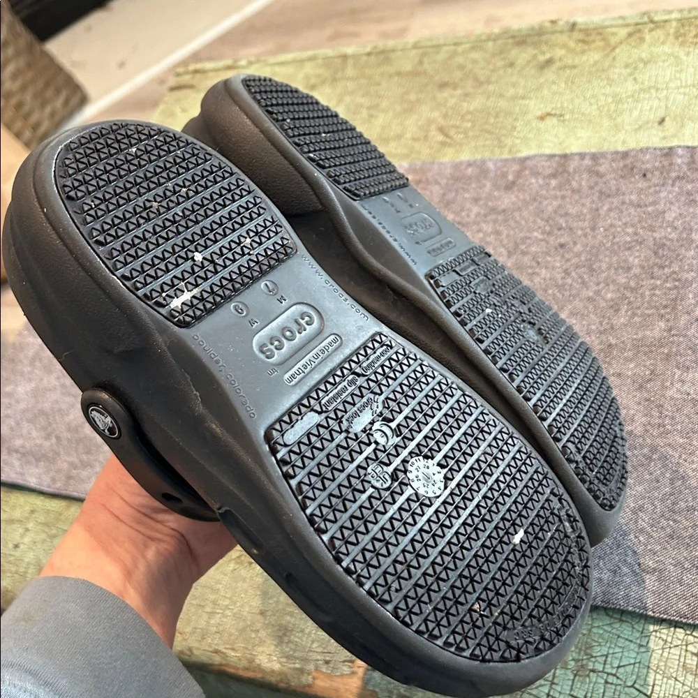 Crocs Bistro Black Work Clogs Men’s 7 Women’s 9 Slip Resistant Shoes